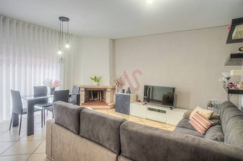 Apartamento T2 com Varanda e Garagem em Fermentões, Guimarães