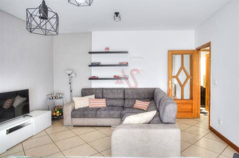 Apartamento T2 com Varanda e Garagem em Fermentões, Guimarães