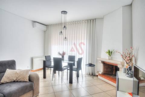 Apartamento T2 com Varanda e Garagem em Fermentões, Guimarães