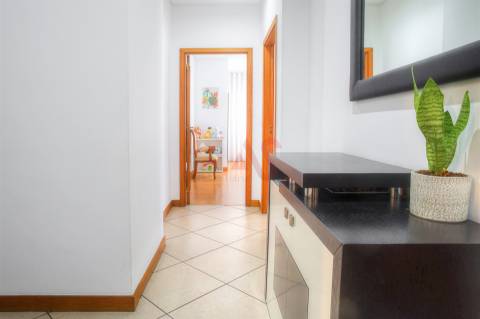 Apartamento T2 com Varanda e Garagem em Fermentões, Guimarães