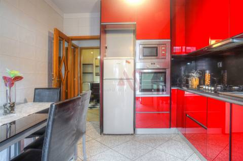 Apartamento T2 com Varanda e Garagem em Fermentões, Guimarães