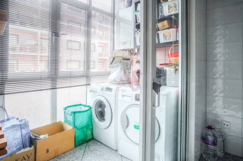 Apartamento T2 com Varanda e Garagem em Fermentões, Guimarães