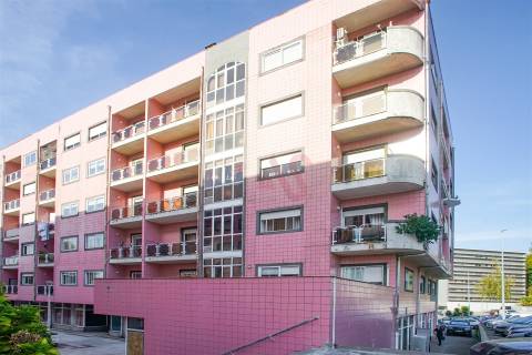 Apartamento T2 com Varanda e Garagem em Fermentões, Guimarães