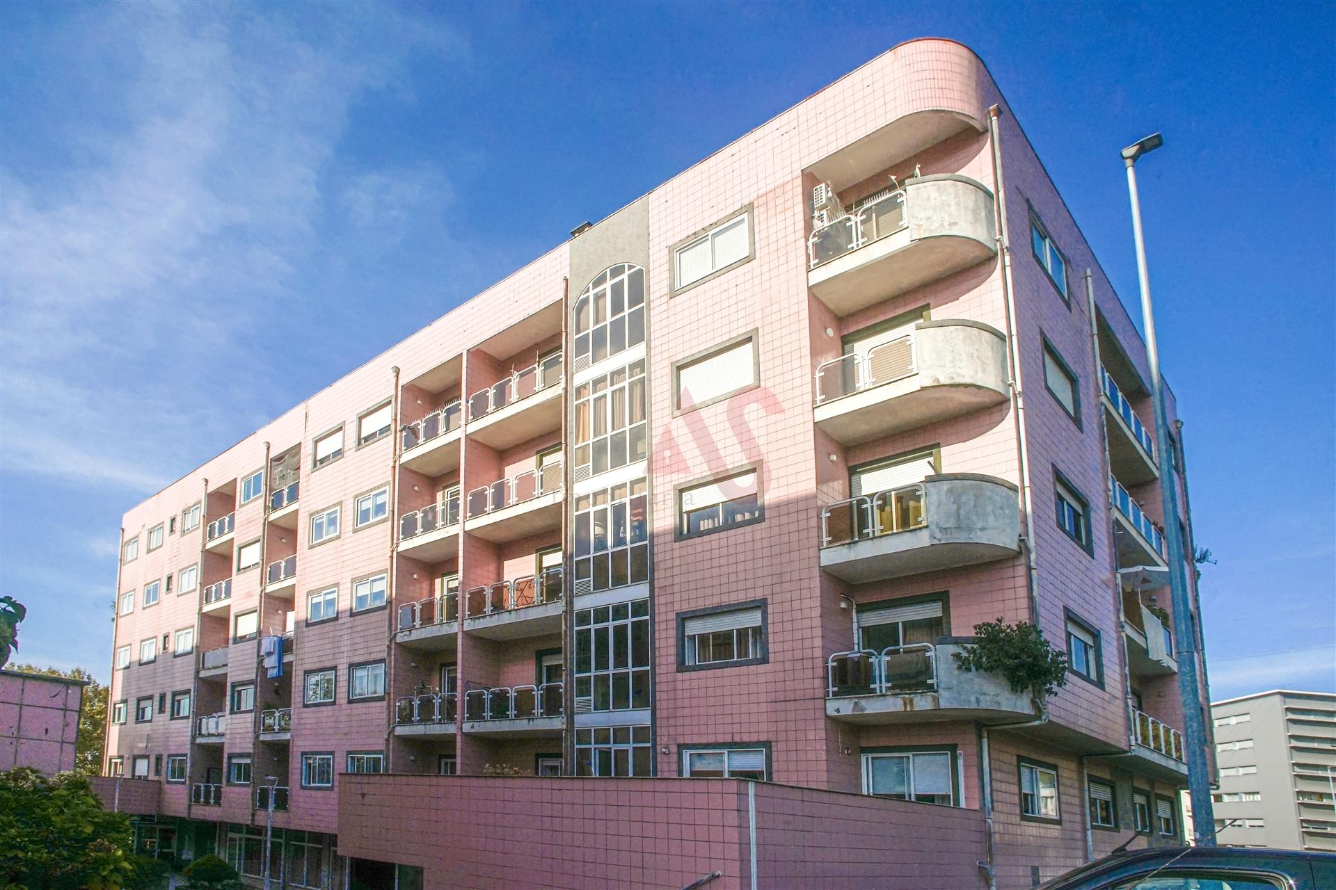 Apartamento T2 com Varanda e Garagem em Fermentões, Guimarães