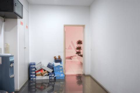 Armazém industrial com 2.000 m² em Vila Fria, Felgueiras