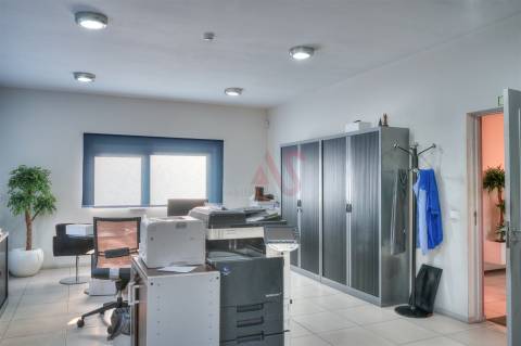 Armazém industrial com 2.000 m² em Vila Fria, Felgueiras