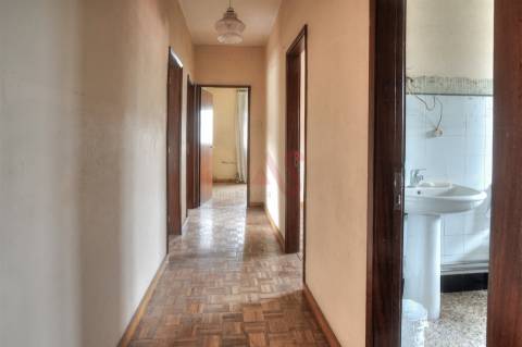 Moradia T3 para Restauro em Conde, Guimarães