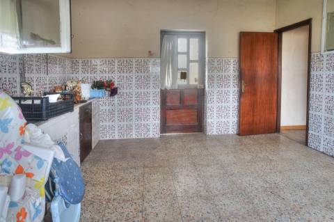 Moradia T3 para Restauro em Conde, Guimarães