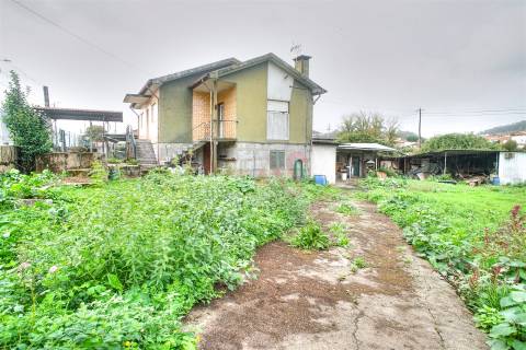 Moradia T3 para Restauro em Conde, Guimarães