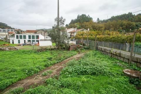 Moradia T3 para Restauro em Conde, Guimarães