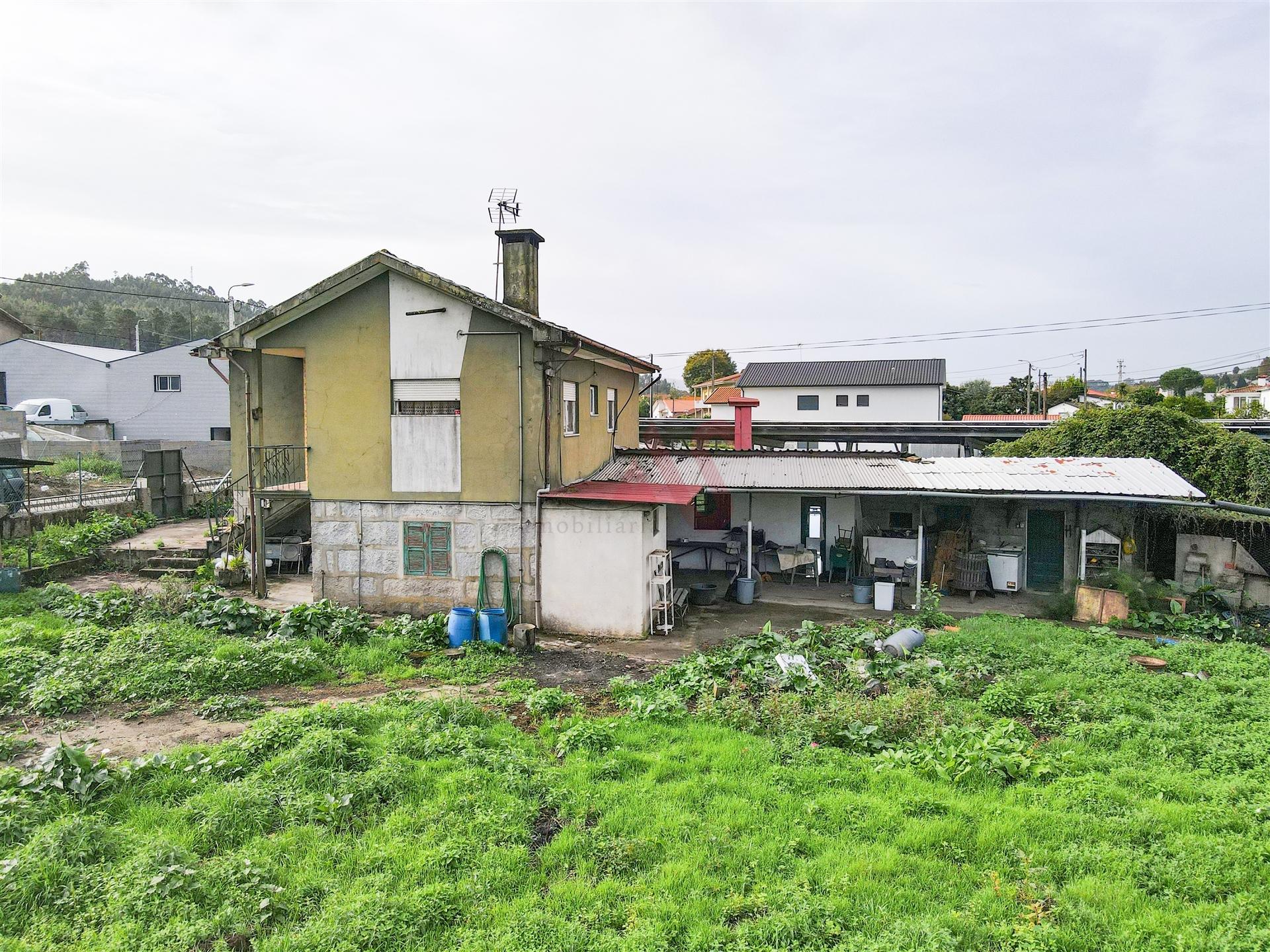 Moradia T3 para Restauro em Conde, Guimarães
