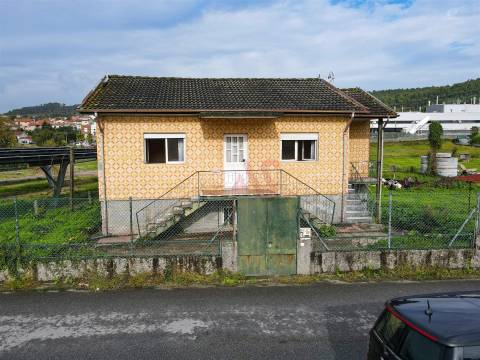 Moradia T3 para Restauro em Conde, Guimarães