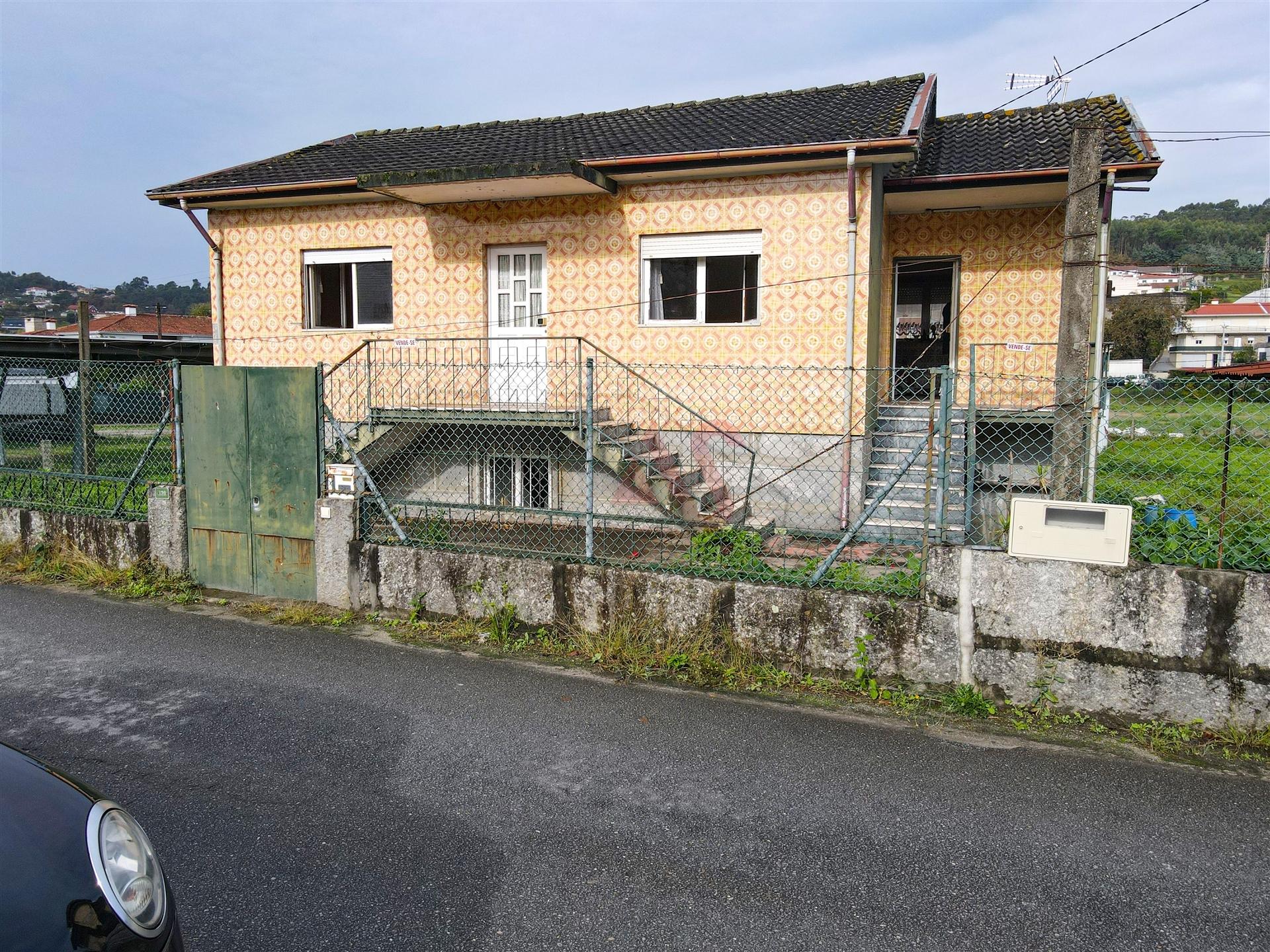 Moradia T3 para Restauro em Conde, Guimarães