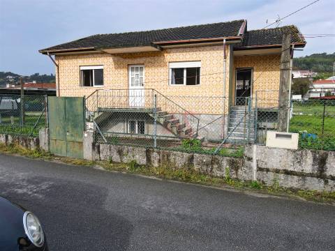 Moradia T3 para Restauro em Conde, Guimarães