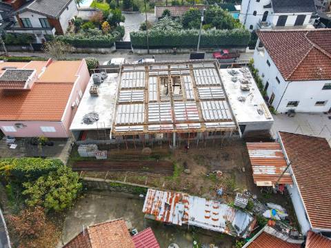 Moradia Geminada T3 de Luxo, com 1 Suite, Garagem fechada, cozinha mobilada Open Space em Felgueiras