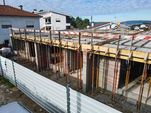 Moradia Geminada T3 de Luxo, com 1 Suite, Garagem fechada, cozinha mobilada Open Space em Felgueiras