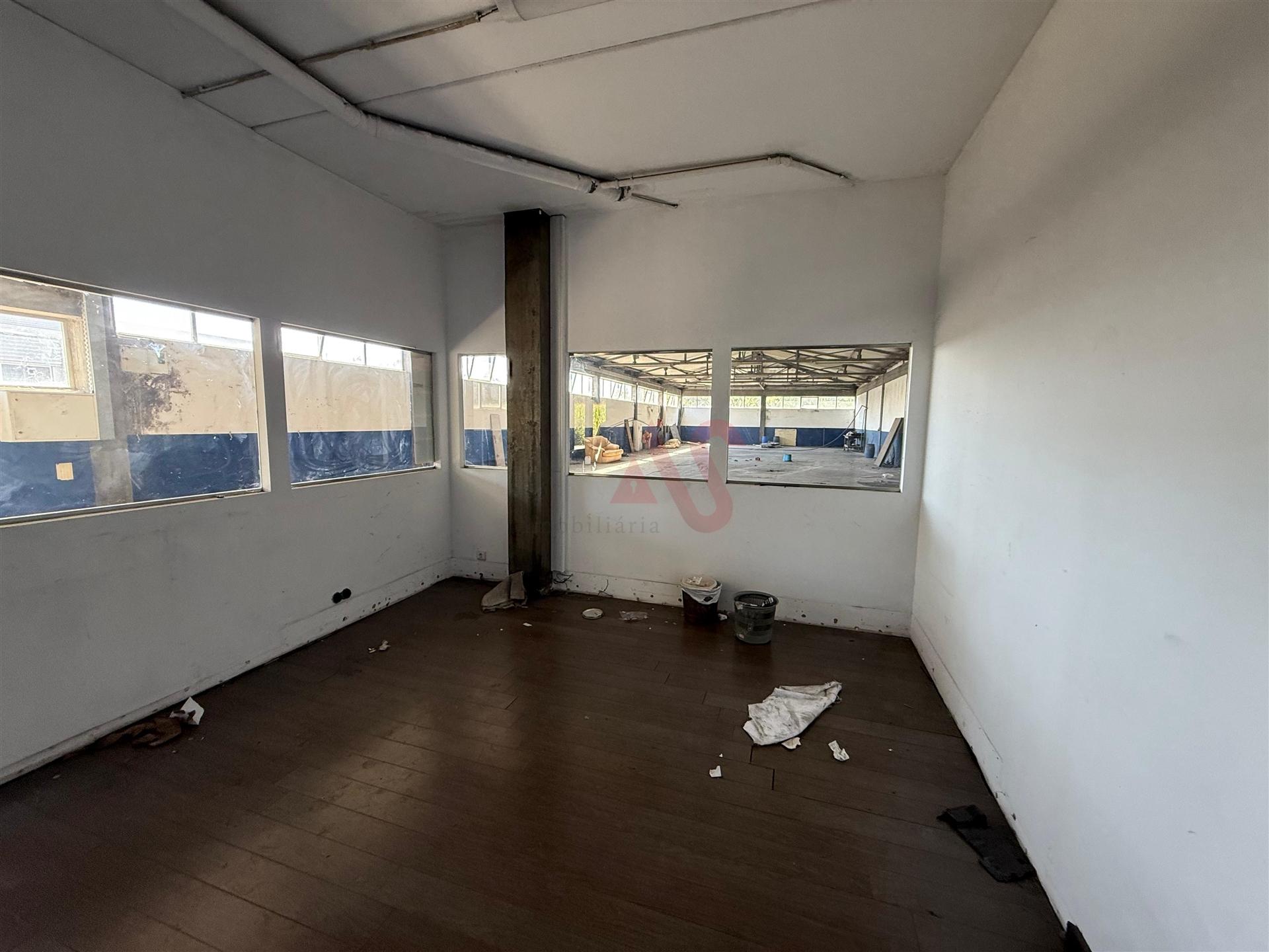 4 Armazéns Industriais em Manhente, Barcelos