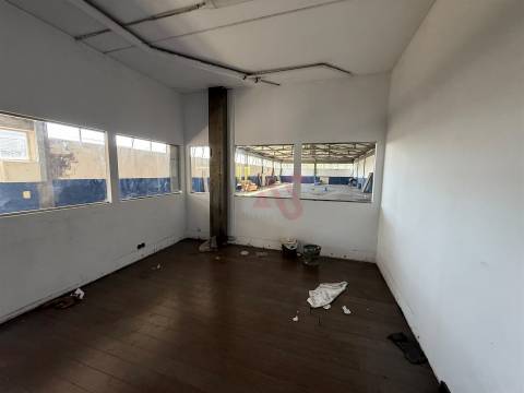 4 Armazéns Industriais em Manhente, Barcelos