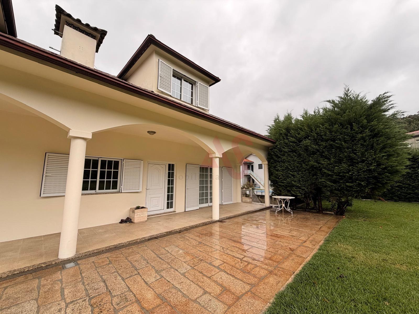 Moradia T3 com 1.600 m² de terreno em Vilarinho, Santo Tirso