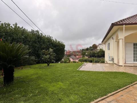 Moradia T3 com 1.600 m² de terreno em Vilarinho, Santo Tirso