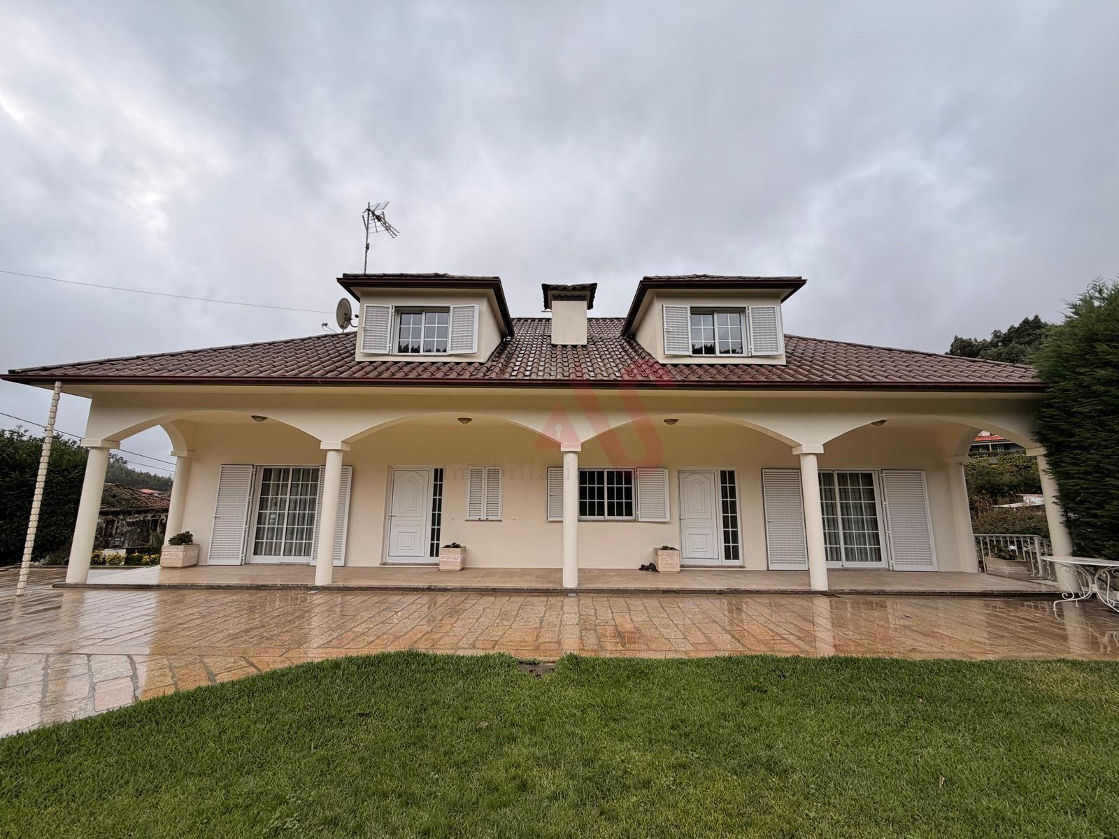 Moradia T3 com 1.600 m² de terreno em Vilarinho, Santo Tirso