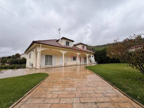 Moradia T3 com 1.600 m² de terreno em Vilarinho, Santo Tirso