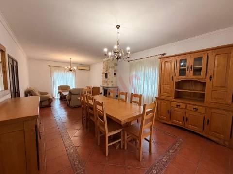 Moradia T3 com 1.600 m² de terreno em Vilarinho, Santo Tirso