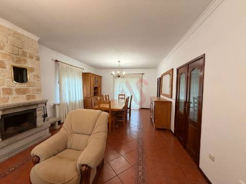 Moradia T3 com 1.600 m² de terreno em Vilarinho, Santo Tirso