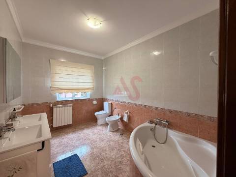 Moradia T3 com 1.600 m² de terreno em Vilarinho, Santo Tirso