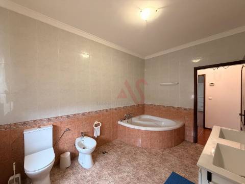 Moradia T3 com 1.600 m² de terreno em Vilarinho, Santo Tirso