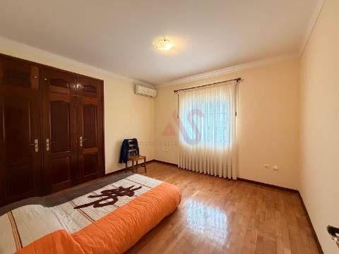 Moradia T3 com 1.600 m² de terreno em Vilarinho, Santo Tirso