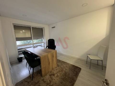 Escritório com Potencial de Conversão em T1+1 - Lixa (Felgueiras)