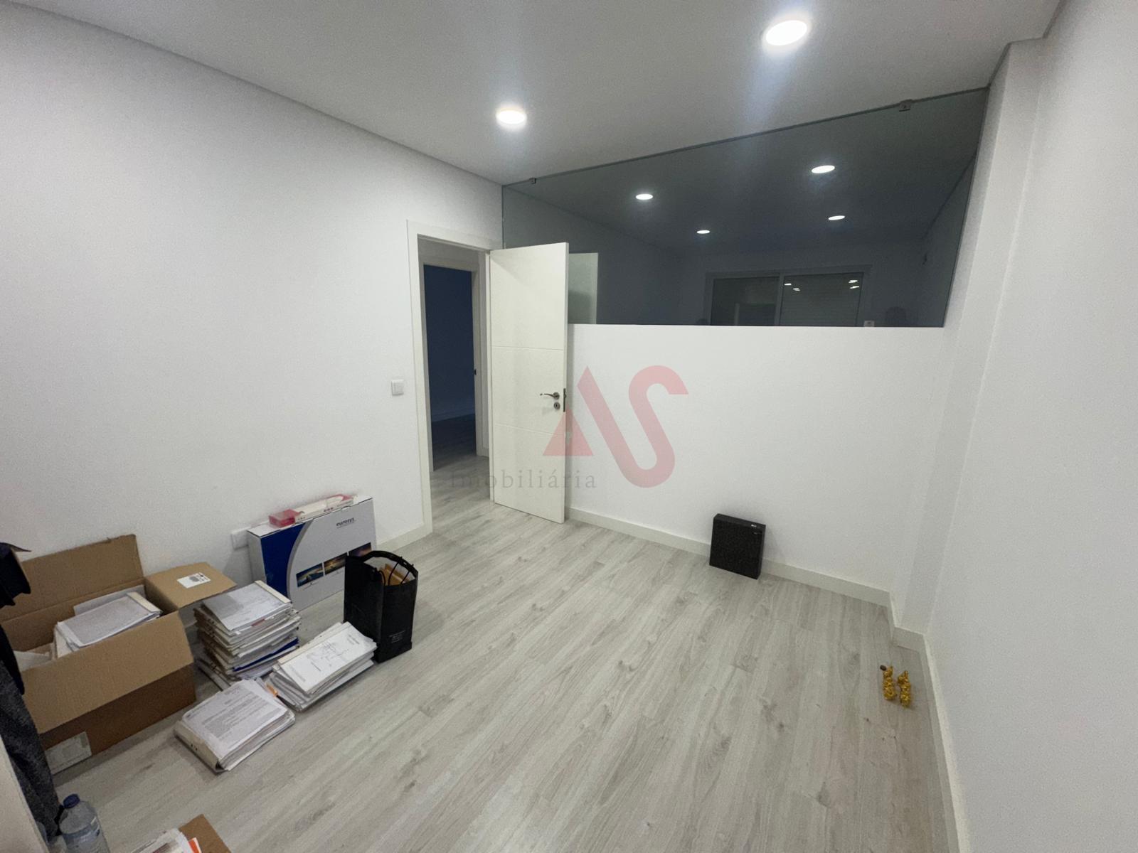 Escritório com Potencial de Conversão em T1+1 - Lixa (Felgueiras)