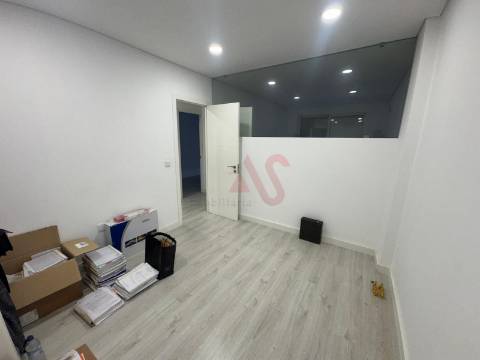 Escritório com Potencial de Conversão em T1+1 - Lixa (Felgueiras)