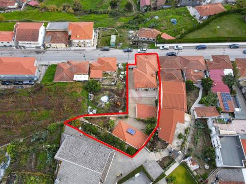 Moradia T4+1 com Espaço Comercial  em Sousa, Felgueiras