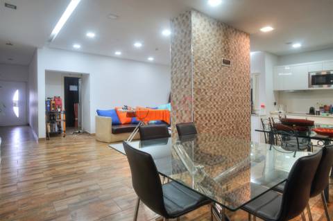 Moradia T4+1 com Espaço Comercial  em Sousa, Felgueiras