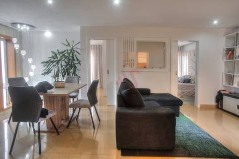 Moradia T4+1 com Espaço Comercial  em Sousa, Felgueiras