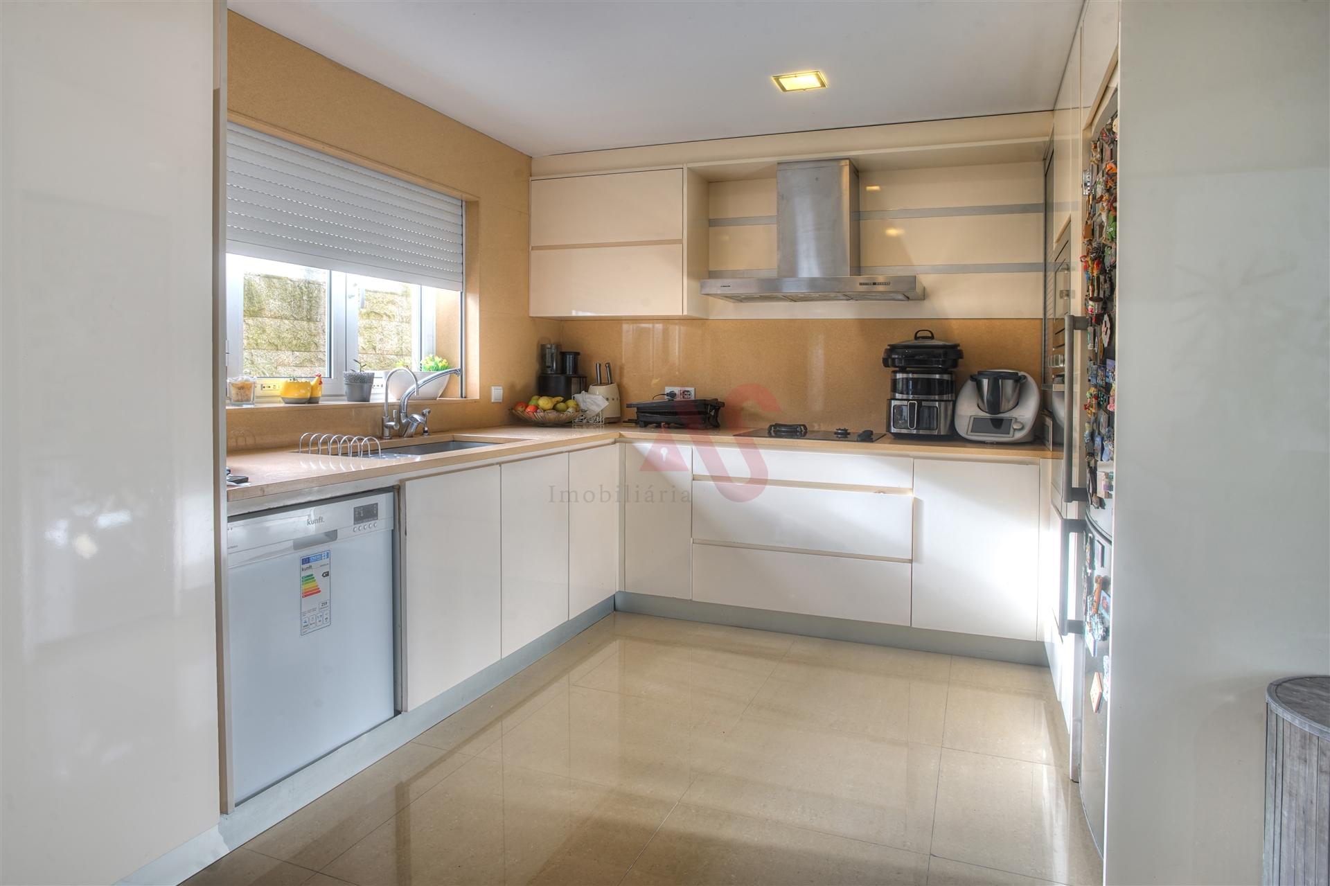 Moradia T4+1 com Espaço Comercial  em Sousa, Felgueiras