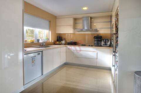 Moradia T4+1 com Espaço Comercial  em Sousa, Felgueiras