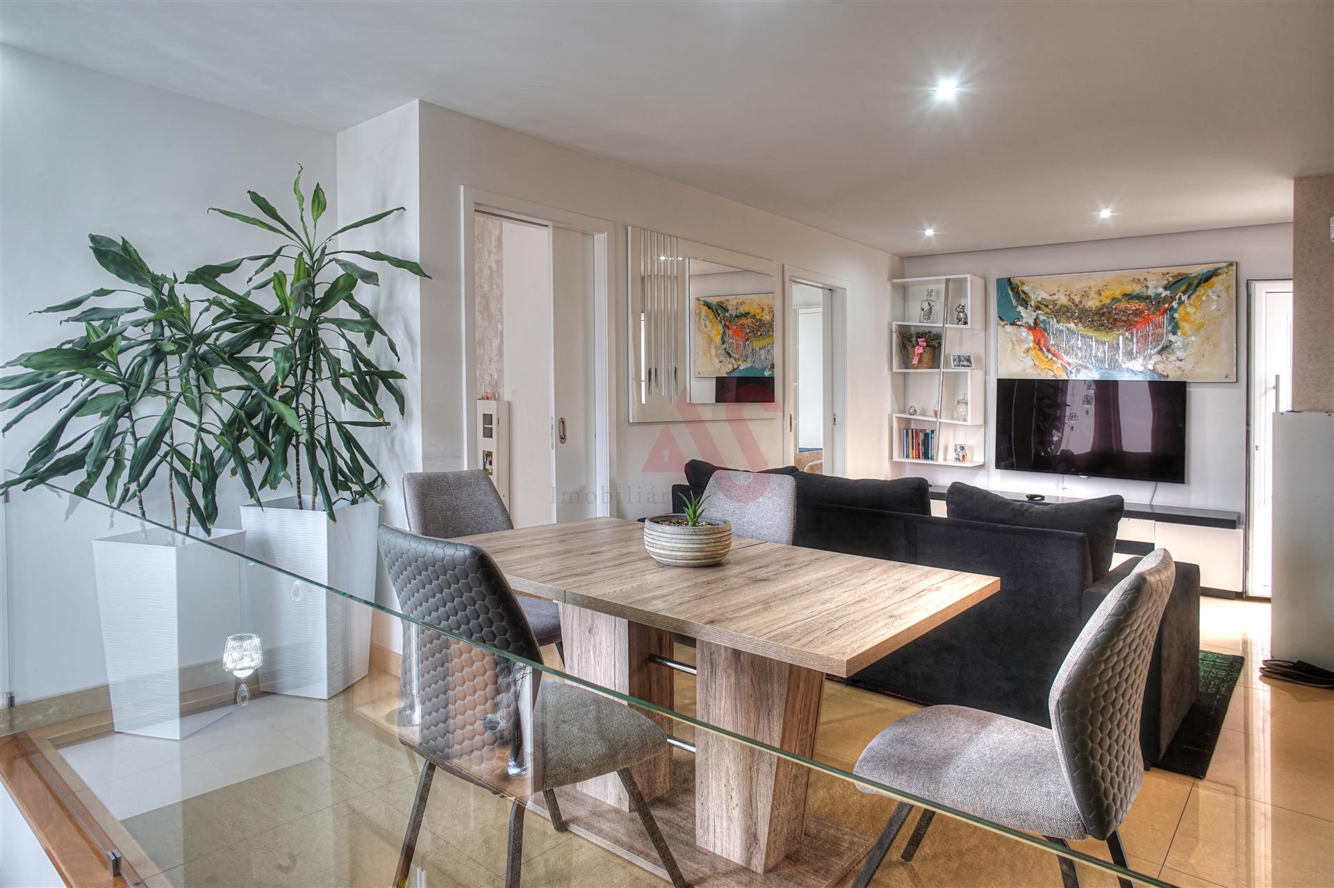 Moradia T4+1 com Espaço Comercial  em Sousa, Felgueiras