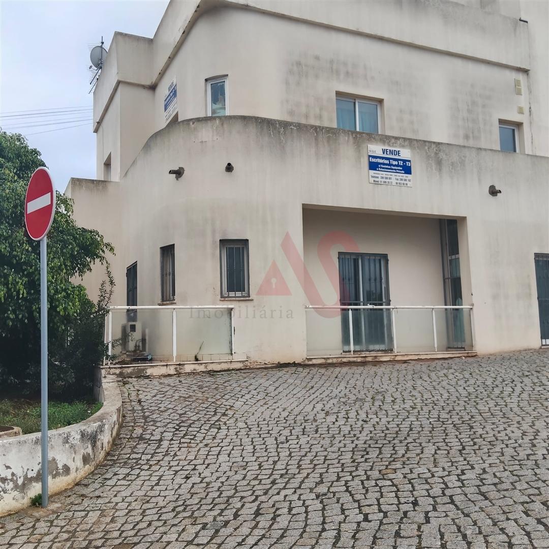 Loja no Rés do Chão com possibilidade de transformação em habitação T2 em Ferreiras – Albufeira