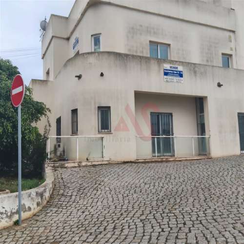 Loja no Rés do Chão com possibilidade de transformação em habitação T2 em Ferreiras – Albufeira