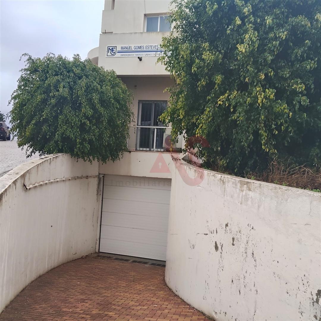 Loja no Rés do Chão com possibilidade de transformação em habitação T2 em Ferreiras – Albufeira