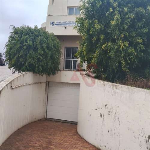 Loja no Rés do Chão com possibilidade de transformação em habitação T2 em Ferreiras – Albufeira