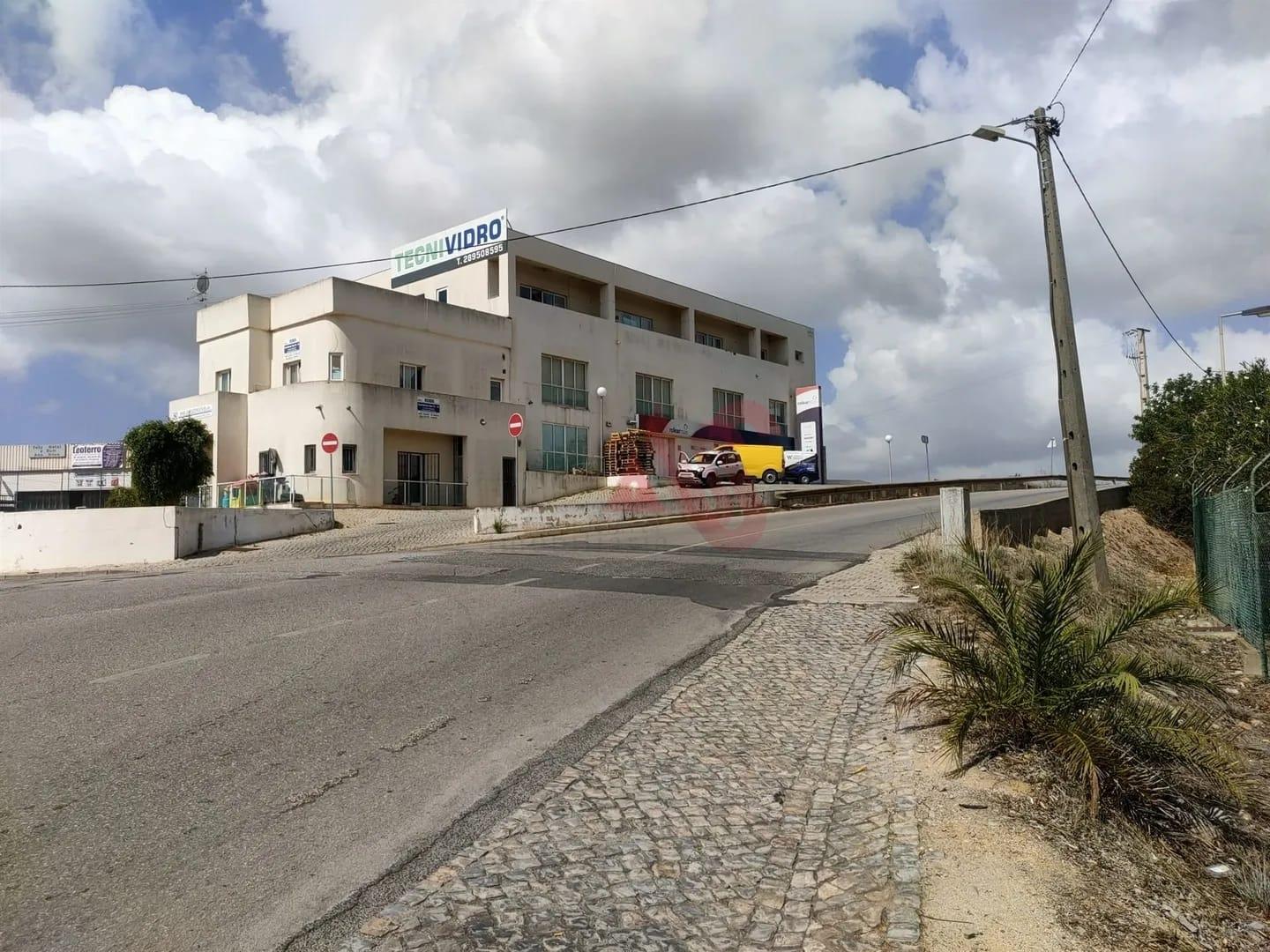 Loja no Rés do Chão com possibilidade de transformação em habitação T2 em Ferreiras – Albufeira