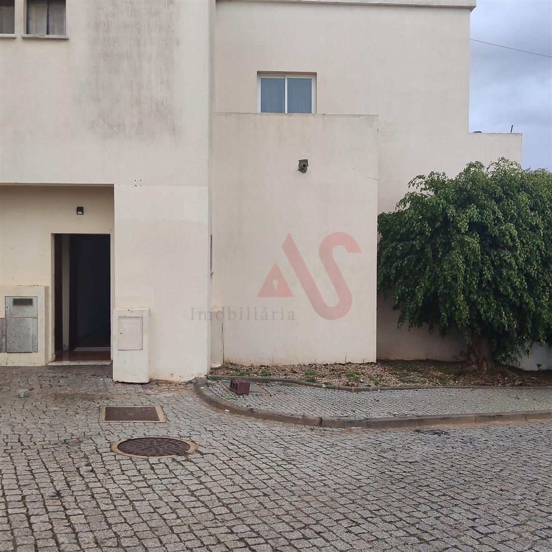 Loja no Rés do Chão com possibilidade de transformação em habitação T2 em Ferreiras – Albufeira