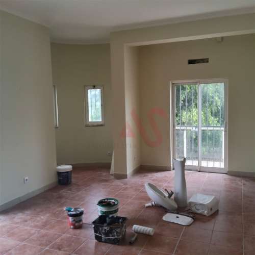 Loja no Rés do Chão com possibilidade de transformação em habitação T2 em Ferreiras – Albufeira