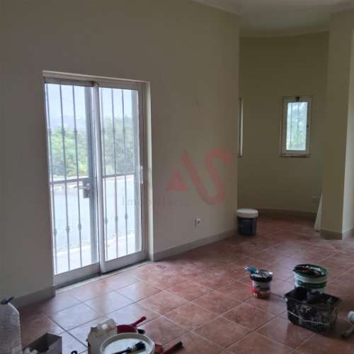 Loja no Rés do Chão com possibilidade de transformação em habitação T2 em Ferreiras – Albufeira