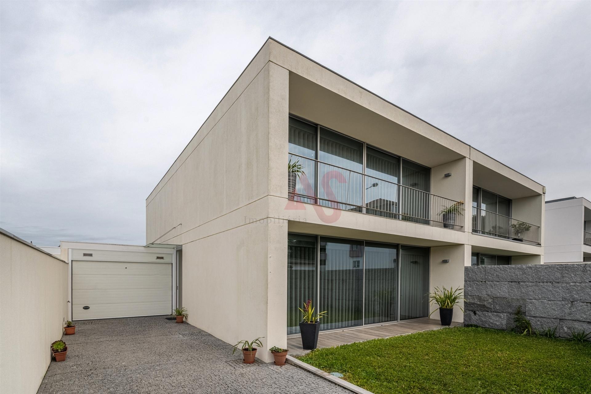 Moradia T3 Moderna com Acabamentos Premium em A ver o Mar - Póvoa de Varzim