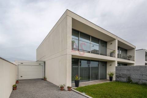 Moradia T3 Moderna com Acabamentos Premium em A ver o Mar - Póvoa de Varzim